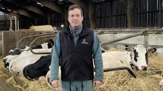 Pour Franck Hornuel, éleveur de vaches laitières dans la Meuse, " avoir un outil de mesure du stress thermique permet d’analyser de manière concrète les pratiques à améliorer". Pour Franck Hornuel, éleveur de vaches laitières dans la Meuse, " avoir un outil de mesure du stress thermique permet d’analyser de manière concrète les pratiques à améliorer".