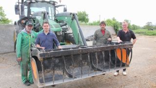Pour les quatre associés (Laurent Boutheau, Arnaud Courant, Damien Courant et Denis Guillot) le chargeur frontal permet de profiter de la polyvalence du tracteur.