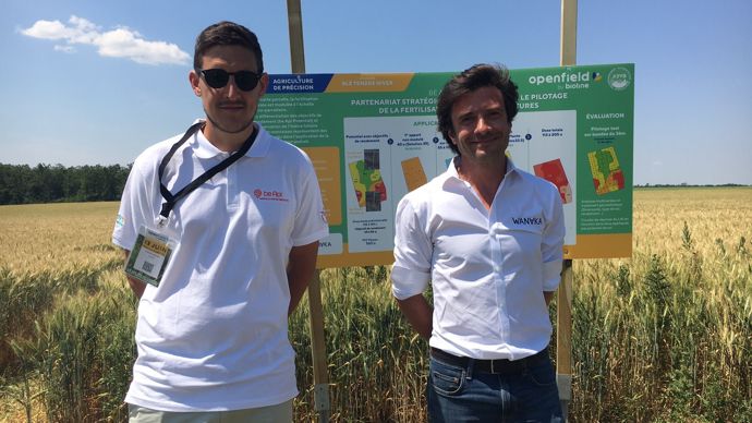 Valentin Bruel, ingénieur conseil Be Api (à g.), et Timothée Barbier, président de Wanaka, ont présenté sur la plateforme d'essais Openfield, mardi 13 juin, à Millly-la-Forêt (Essonne), les résultats de leur nouvel outil intégrant les cartes de potentiel de sol et d'indice de végétation pour piloter la fertilisation azotée sur blé.