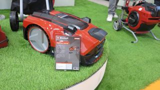 Le robot de tonte Freelexo Cam 500 de Einhell présenté au salon Journées des Collections Garden Trends 2023.