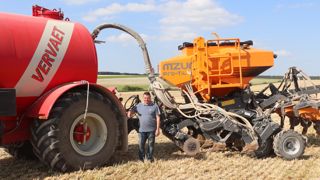 Avant de proposer la prestation combinant l’automoteur et le semoir de strip-till, Thierry Rosay a essayé ce dernier chez lui pendant 2 ans .