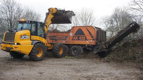 L’opérateur commande à distance le broyeur rapide Doppstadt AK 435 doté d’un rotor muni de marteaux mobiles et d’une grille de calibrage. L’opérateur commande à distance le broyeur rapide Doppstadt AK 435 doté d’un rotor muni de marteaux mobiles et d’une grille de calibrage.