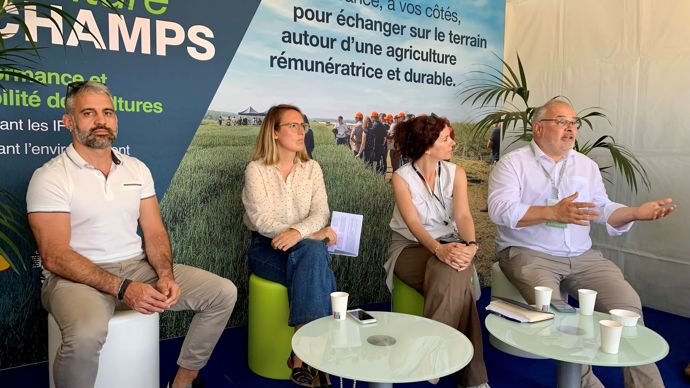 De gauche à droite : Guillaume Chancrin, responsable marketing maïs chez Bayer-Dekalb, Constance Tuffet, responsable marketing grandes cultures chez Bayer CropScience France, Sophie Huvier-Boutin, responsable marketing chez Bayer France et Yves Picquet, président de Bayer France, ont présenté les innovations à venir, aux Culturales, le 14 juin.