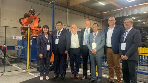 De gauche à droite : Lucia Salmaso, directrice de BKT Europe ; Rajiv Poddar, directeur adjoint de BKT ; Dominique Monvoisin, directeur général Sonamia ; Erwann Monvoisin, PDG Sonamia ; Arvind Poddar, PDG de BKT ; Florent Limouzin, maire de Montaigu ainsi que Dilip Vaidya, directeur du département Technologie chez BKT. De gauche à droite : Lucia Salmaso, directrice de BKT Europe ; Rajiv Poddar, directeur adjoint de BKT ; Dominique Monvoisin, directeur général Sonamia ; Erwann Monvoisin, PDG Sonamia ; Arvind Poddar, PDG de BKT ; Florent Limouzin, maire de Montaigu ainsi que Dilip Vaidya, directeur du département Technologie chez BKT.
