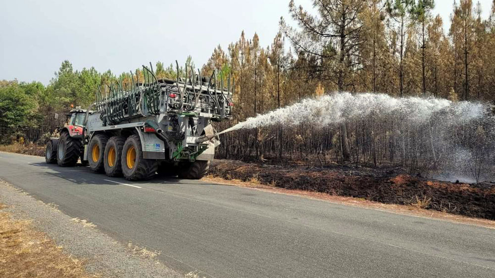 Du matériel de Cuma est mobilisé contre les incendies en Gironde en août 2022. La loi permet désormais aux préfets de réquisitionner le matériel agricole.
