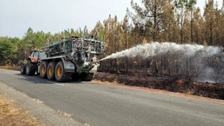 Du matériel de Cuma est mobilisé contre les incendies en Gironde en août 2022. La loi permet désormais aux préfets de réquisitionner le matériel agricole. Du matériel de Cuma est mobilisé contre les incendies en Gironde en août 2022. La loi permet désormais aux préfets de réquisitionner le matériel agricole.