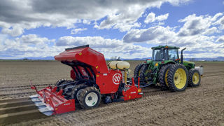 Dewulf complète son offre de planteuses à pommes de terre, avec l'arrivée de la CP 42 Smart-Float en 4x90 cm. Dewulf complète son offre de planteuses à pommes de terre, avec l'arrivée de la CP 42 Smart-Float en 4x90 cm.