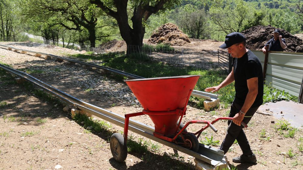 Grâce à leur distributeur de concentrés, Laetitia et Alexandre Aubert n'ont plus besoin de porter de seaux.