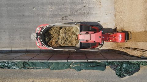 Le robot mélangeur Kuhn Aura automatise l’alimentation du troupeau au sein du Gaec Maillard, situé dans l'Orne.