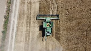 Le broyeur de menues pailles est associé à une John Deere S780. Il impacte peu le débit de chantier selon l'entrepreneur.