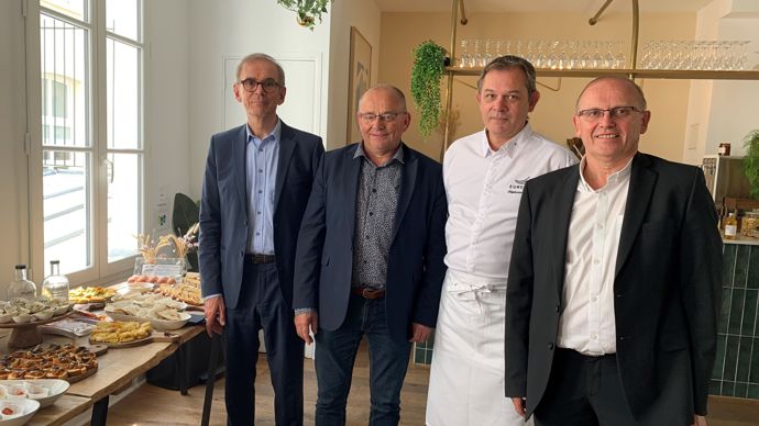 De gauche à droite, Alain Perrin, DG d'Eureden, Denis Le Moine, vice-président, Stéphane Orière, responsable culinaire, et Serge Le Bartz, président, lors du déjeuner de presse réalisé à partir des produits innovants du groupe coopératif breton.