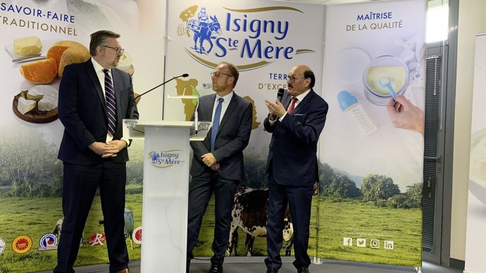 La saga d’Isigny est écrite depuis des années par Daniel Delahaye (à droite). À 74 ans, il quitte la coopérative pour prendre sa retraite et donne les rênes de la direction générale à Gérald Andriot (à gauche). Arnaud Fossey conserve la présidence.