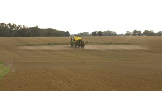 Un désherbage mécanique peut compléter le programme herbicides, sans s'y substituer. Un désherbage mécanique peut compléter le programme herbicides, sans s'y substituer.