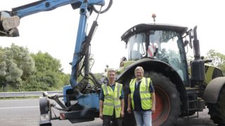 Serge Lagarde (à droite) et son chauffeur Stéphane Freyssiné apprécient le confort et la souplesse lors de l'utilisation d'une épareuse à entraînement électrique.