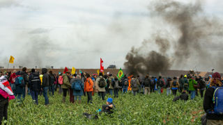 Image d'archives des violentes manifestations survenues en mars 2023, à Sainte-Soline, dans les Deux-Sèvres. Image d'archives des violentes manifestations survenues en mars 2023, à Sainte-Soline, dans les Deux-Sèvres.