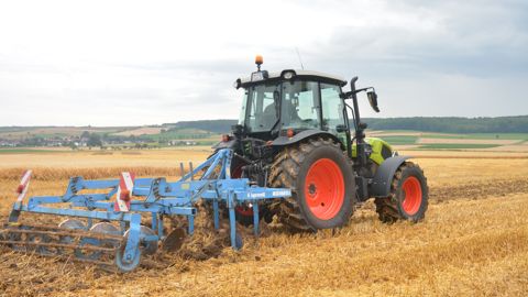 Nouveau tracteur compact, Axos 240, de chez Claas. Nouveau tracteur compact, Axos 240, de chez Claas.