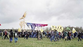 L'audience en référé sur la dissolution des Soulèvements de la Terre, ici lors du rassemblement à Sainte-Soline en mars, se tiendra le 8 août 2023 au Conseil d’État. L'audience en référé sur la dissolution des Soulèvements de la Terre, ici lors du rassemblement à Sainte-Soline en mars, se tiendra le 8 août 2023 au Conseil d’État.