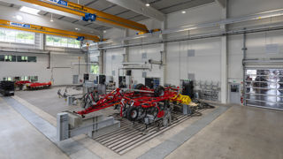 Le nouveau hall du centre de test de Pöttinger peut accueillr des machines de grande largeur. Le nouveau hall du centre de test de Pöttinger peut accueillr des machines de grande largeur.