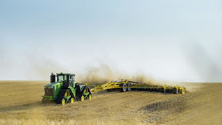 Attelé à un John Deere 9RX, le déchaumeur Swifterdisc de Bednar a travaillé avec un rendement moyen de 32,6 hectares à l'heure. Attelé à un John Deere 9RX, le déchaumeur Swifterdisc de Bednar a travaillé avec un rendement moyen de 32,6 hectares à l'heure.