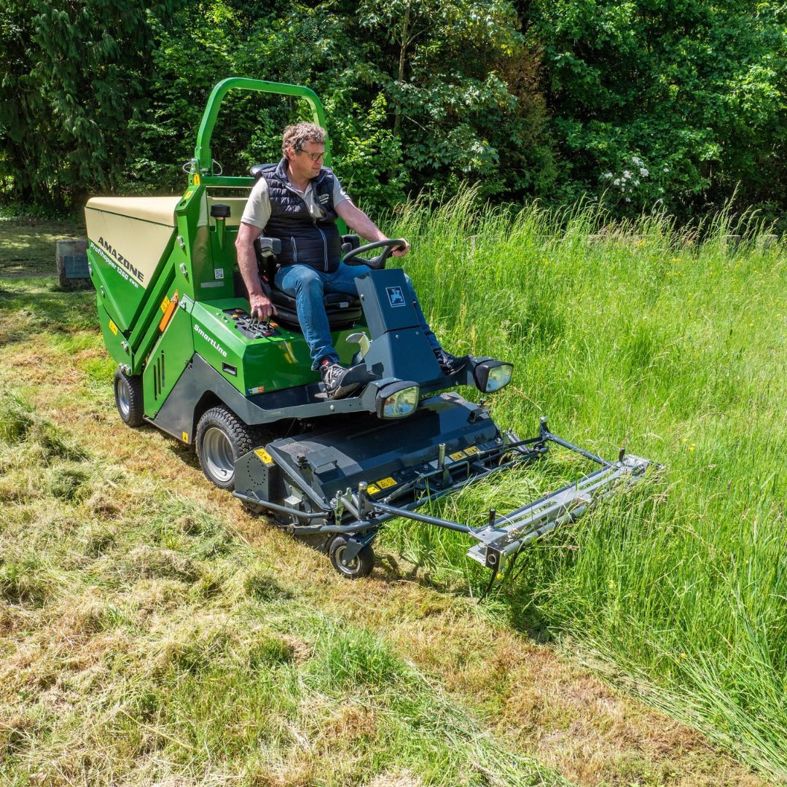 Sur Avant Insect Amazone protège les insectes lors de la tonte avec Insect Guard
