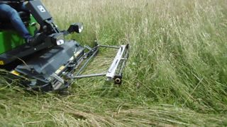 L'Insect Guard Amazone en action sur une tondeuse de la gamme Profihopper.