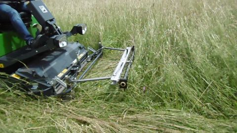 L'Insect Guard Amazone en action sur une tondeuse de la gamme Profihopper. L'Insect Guard Amazone en action sur une tondeuse de la gamme Profihopper.