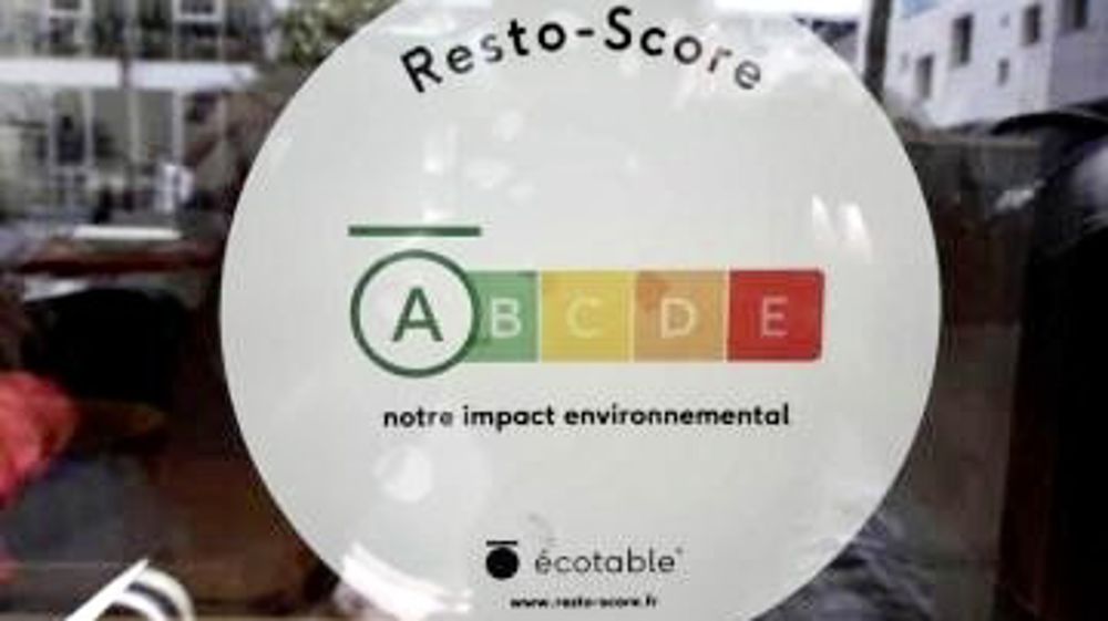 À Nantes, la Maison Arlot Cheng a choisi d’afficher le stickers de son Resto-Score A en vitrine.