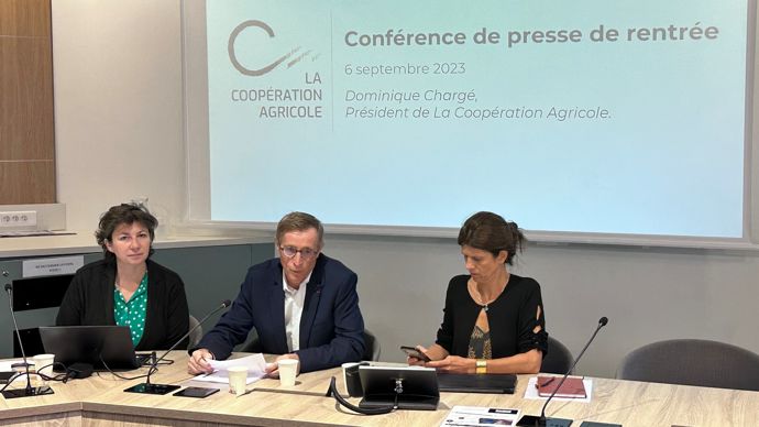 Dominique Chargé, président de La Coopération agricole, entouré de la directrice, Florence Pradier (à dr.), et de la directrice communication, Virginie His (à g.)., lors de la conférence de presse de rentrée de La Coopération agricole mercredi 6 septembre à Paris.