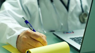 Depuis le 1er mars 2022, les salariés bénéficient d’une visite obligatoire de mi-carrière, dont la date est fixée par un accord de branche. Depuis le 1er mars 2022, les salariés bénéficient d’une visite obligatoire de mi-carrière, dont la date est fixée par un accord de branche.