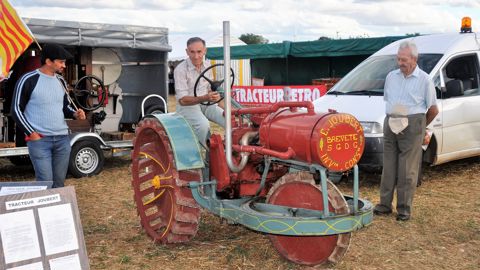 Jean Joubert au volant du tracteur à trois roues motrices inventé par son père, Ernest. Jean Joubert au volant du tracteur à trois roues motrices inventé par son père, Ernest.