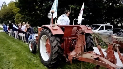 Des agriculteurs ont « labouré » la pelouse située devant la préfecture de la Seine-Maritime, à Rouen, pour protester contre l'arrêt de la défiscalisation du gazole non routier.
