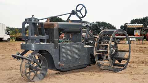 Ce tracteur français de marque Champeyrache a été produit à Alès, dans le Gard, à partir de 1910. Il bénéficie d’un quatre-cylindres de 18 ch signé Chapuis-Dornier. Probablement une pièce unique, cet engin à trois roues a été acheté par Marc Geerkens lors d’une vente aux enchères en Angleterre, puis a été restauré. Le tracteur possède un treuil incorporé dans son essieu arrière. Ce dispositif pouvait servir éventuellement à tracter un outil dans les pentes. Ce tracteur français de marque Champeyrache a été produit à Alès, dans le Gard, à partir de 1910. Il bénéficie d’un quatre-cylindres de 18 ch signé Chapuis-Dornier. Probablement une pièce unique, cet engin à trois roues a été acheté par Marc Geerkens lors d’une vente aux enchères en Angleterre, puis a été restauré. Le tracteur possède un treuil incorporé dans son essieu arrière. Ce dispositif pouvait servir éventuellement à tracter un outil dans les pentes.
