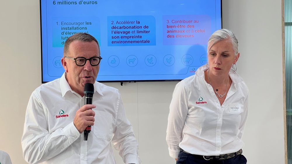 Philippe Manry, DG de Sanders, et Sophie Thouenon, directrice bio, RSE et nutrition protéinée, lors de la conférence de presse de l'entreprise, mercredi 13 septembre, au Space de Rennes. Philippe Manry, DG de Sanders, et Sophie Thouenon, directrice bio, RSE et nutrition protéinée, lors de la conférence de presse de l'entreprise, mercredi 13 septembre, au Space de Rennes.