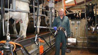 « Le système Traitaleizh rend la tâche moins pénible puisque le bras supporte le poids de la griffe », explique Michel Chevalier, producteur laitier à Caro.