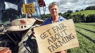 Guy Singh-Watson, fondateur de Riverford, est à l'initiative de la lettre ouverte pour demander aux supermarchés britanniques, des pratiques plus équitables envers les agriculteurs.
