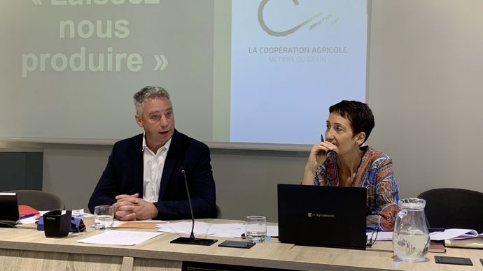 Antoine Hacard et Catherine Matt, président et directrice de La Coopération agricole Métiers du grain, lors de la conférence de presse de l'organisation, mercredi 20 septembre, à Paris.