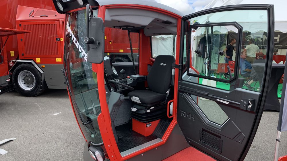 Une cabine revisitée pour les mélangeuses-distributrices automotrices RMH Une cabine revisitée pour les mélangeuses-distributrices automotrices RMH