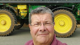 François Arnoux, céréalier à Longèves (Vendée), estime qu’il « ne faut pas avoir peur de communiquer sur les phytos ». François Arnoux, céréalier à Longèves (Vendée), estime qu’il « ne faut pas avoir peur de communiquer sur les phytos ».