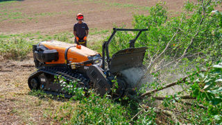 Le porte-outils radiocommandé RoboFifti en action.