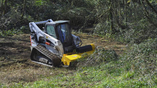 Broyeur forestier Rabaud adapté sur un skid-steer de Bobcat.