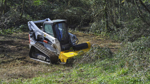 Broyeur forestier Rabaud adapté sur un skid-steer de Bobcat. Broyeur forestier Rabaud adapté sur un skid-steer de Bobcat.