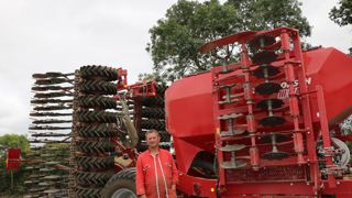 Patrice Doussard utilise la trémie Pronto AS pour implanter toutes ses cultures en passant d'une rampe de semis en ligne à une rampe pourvue d'élements monograines. La double rangée de disques sous la trémie convient à son itinéraire technique TCS.