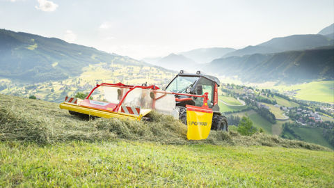 L’andaineur à tapis Pöttinger Mergento F 4010 Alpin à l’assaut des pentes L’andaineur à tapis Pöttinger Mergento F 4010 Alpin à l’assaut des pentes