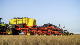 Le semoir direct Seed Hawk de Väderstad est désormais proposé dans une version européenne,. pour des largeurs de 6, 8 et 9 mètres. Ces modèles sont construits en Suède. Le semoir direct Seed Hawk de Väderstad est désormais proposé dans une version européenne,. pour des largeurs de 6, 8 et 9 mètres. Ces modèles sont construits en Suède.