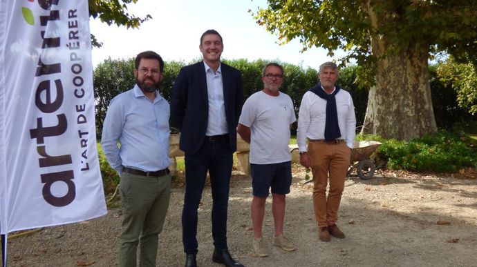 De gauche à droite, Jacques Groison, DGA d’Arterris, Yannick Hus, directeur des achats de Vivien Paille, Philippe Dupuy, riziculteur, Bertrand Mazel, président du syndicat des riziculteurs de Camargue.