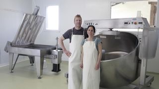 Benoît Rozière et Caroline Carette, associés au sein du Gaec de la Borie Alte, élèvent 49 laitières sur 75 ha à Saint-Amans-des-Cots, dans l'Aveyron. Ils produisent de l'AOP Laguiole fermier et livrent la coopérative Jeune montagne de Laguiole.