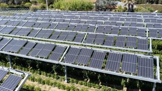 TotalEnergies achète la start-up Ombrea pour accélérer son développement dans le secteur de l'agrivoltaïsme. TotalEnergies achète la start-up Ombrea pour accélérer son développement dans le secteur de l'agrivoltaïsme.