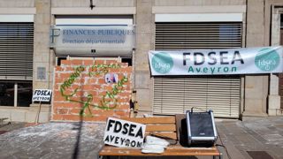 Des agriculteurs emmurent le centre des impôts de Rodez pour manifester contre la taxation du gazole. Des agriculteurs emmurent le centre des impôts de Rodez pour manifester contre la taxation du gazole.