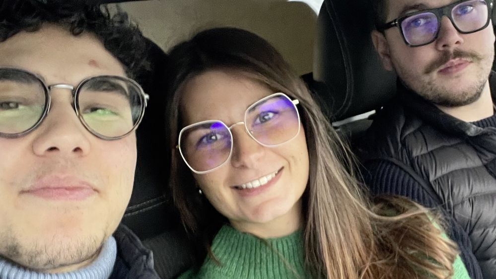 Déborah Aracil, assise entre Mathis et Théo Aracil. La jeune femme joue un rôle centrale dans l’entreprise familiale aux trois boulangeries.