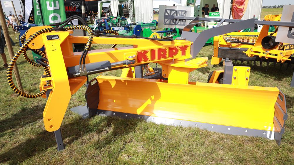 Kirpy : une lame niveleuse LN 252 pour la réfection des chemins Kirpy : une lame niveleuse LN 252 pour la réfection des chemins
